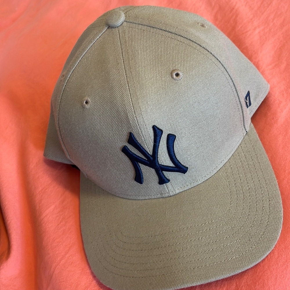 ‘47 Yankees beige/navy flat brim hat w/ snapback